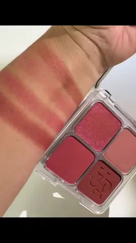 Let’s unbox this Blush Filter Palette. This is so perfect for the fall and winter months. Watch my videos on how I used it 😘.  @hudabeauty #hudabeauties #hudabeauty #unboxing 