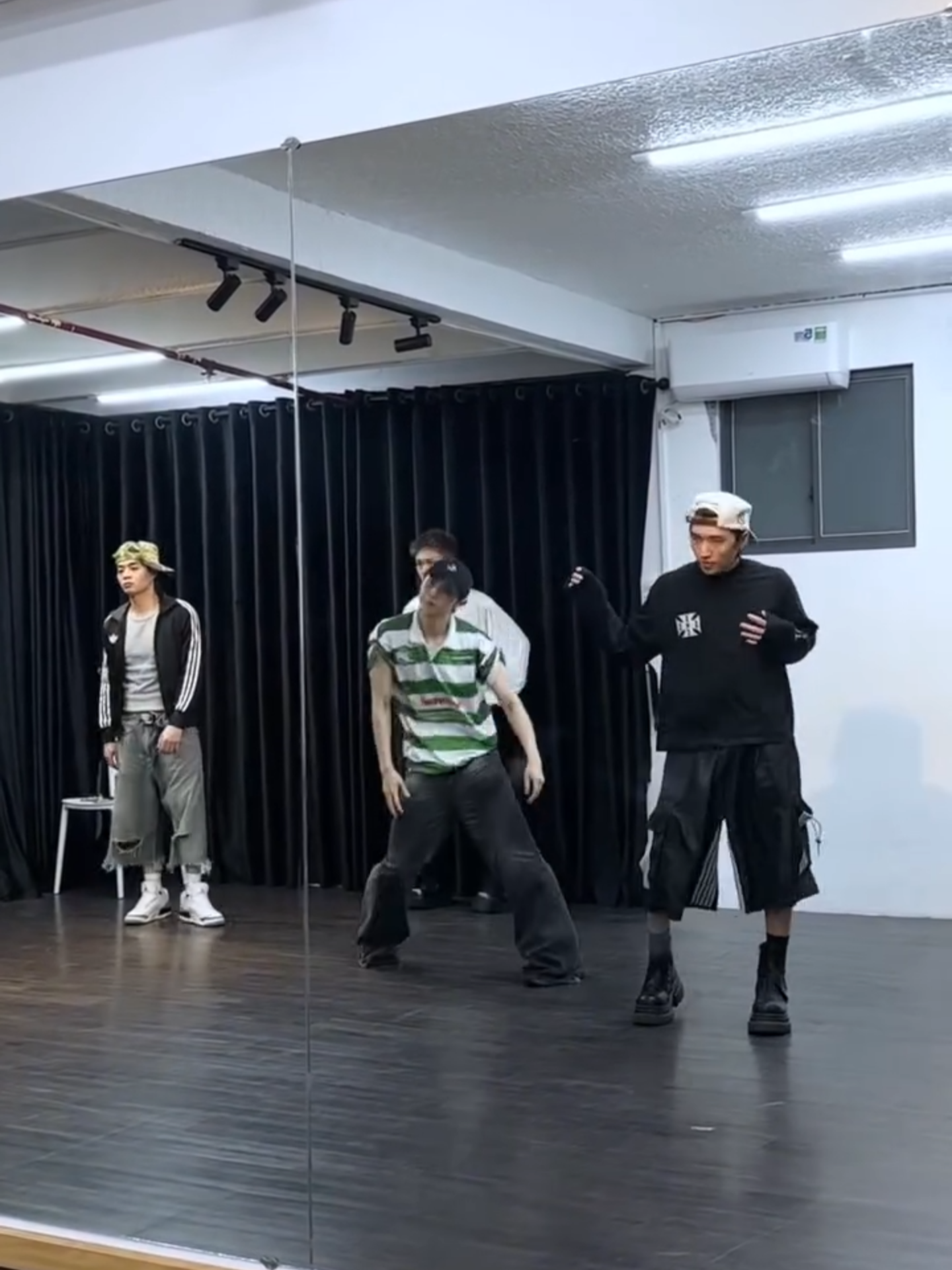 Hai main dancer đứng nhìn hai main visual nhảy để kiểm tra bài 😁😁😁 Team này dễ thương quá hen, nhìn cũng iu lắm chớ bộ 🤭🤭🤭 Nguồn: congbbeiiu  #Negav #AnhTraiSayHi2025 #AnhTraiSayHi #DoanKichCam #NegavAnhTraiSayHi2025 #viraltiktok