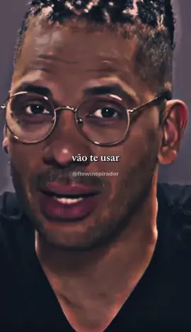 🌿 Aprenda a ser você, mas não ao extremo. Ser autêntico é essencial, mas usar o “eu sou assim” como escudo pra não evoluir é perigoso. Ser você não é ser teimoso, é ter consciência de quem é — e, ao mesmo tempo, querer se tornar alguém melhor. 💭 A vida pede equilíbrio. Se conhecer é se libertar das máscaras, mas também reconhecer os próprios erros. Não é sobre mudar pra agradar os outros, e sim pra viver em paz com você mesmo. A verdadeira força está em crescer sem perder a essência. 🌱 Busque a paz. Não a que vem do silêncio dos outros, mas a que vem do seu próprio interior. A que te faz respirar fundo, olhar pra trás e perceber o quanto amadureceu sem precisar se perder no meio do caminho. ✨ Seja você, mas permita-se ser leve, aprender, ceder e recomeçar. Porque até o melhor de nós precisa de ajustes pra continuar crescendo. 👉 E você, tem buscado ser quem é… ou tem se perdido tentando provar isso pro mundo? 🎥 Joel Jota #autoestima #autoconhecimento #autoconfiança 