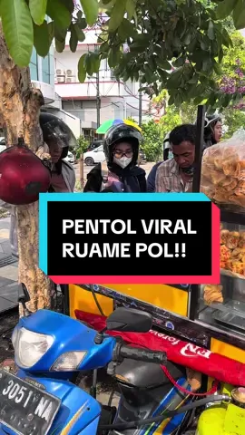 Pentol Viral Surabaya Baru buka tapi ruamee pol! Tiap hari ga pernah sepi lhooo... Variasine Lengkap: Pentol, Gubis, tahu, siomay gorengan dan ada variasi pedesnya juga! Saking ramene sampe aku lali takok jenenge bakulane sopo yo wkwkwkwk Lokasi: Jl Sulawesi 54-56 SEBELUM KOPI KENANGAN JL SULAWESI SETELAHNYA VIADUK Buka 08.30 - Siang (Habis) Harga @1000 (puyuh@2.000) SIKAAATTTT!!!! #ampyangkuliner #ikiloges #pentol #pentolviral #kulinersurabaya 