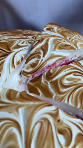 Zmeură, vanilie și bezea ✨ #atelieruldetarte #brunchbucuresti #restaurantbucuresti #undemancam #atelierulluiradudarie 