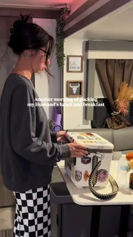 It’s finally cold enough for Colby to wear his hoodie from @Slickman 👀🤘🏻 #2kidsandamulletlater #lavalearich #colbyrich #packinglunchformyhusband #bluecollar 