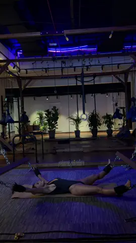 When a workout turns into art! 💪 Working on the deep core muscles and absolute coordination in a suspended system with chains. An excellent way to improve posture, flexibility, and get an incredible energy boost. Would you like me to translate any other fitness-related phrases or perhaps search for information on this type of chain suspension training?