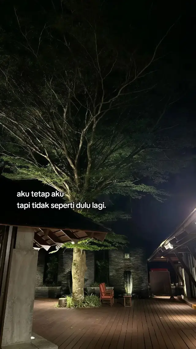 Bahan-bahan: 500 g daging sapi (potong besar) 500 ml santan kental 3 lembar daun jeruk 2 lembar daun salam 1 batang serai (geprek) 1 ruas lengkuas (geprek) Garam dan gula merah secukupnya --- Bumbu halus: 6 siung bawang merah 4 siung bawang putih 5 buah cabai merah besar 5 buah cabai rawit (sesuai selera) 3 butir kemiri sangrai 1 ruas kunyit 1 ruas jahe 1 ruas lengkuas kecil --- Cara Membuat: 1. Tumis bumbu halus hingga harum dan matang. 2. Masukkan daun jeruk, salam, serai, dan lengkuas. 3. Tambahkan potongan daging, aduk hingga berubah warna. 4. Tuang santan, aduk terus sampai mendidih. 5. Masak dengan api kecil ±2 jam hingga kuah kental dan berminyak, daging empuk. --- Tips: Aduk sesekali agar santan tidak pecah. Gunakan api kecil supaya bumbu meresap sempurna dan warna rendang lebih gelap. selamat mencoba #xyzabc #foryoupage #masukberandafyp 