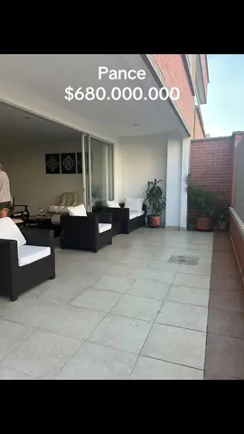 VENTA HERMOSO APARTAMENTO 📍PANCE 🌀PRECIO DE VENTA $ 680 Millones  🌀VALOR ADMINISTRACIÓN $550.000  • Área construida : 118 M2 y terraza 19.02M2 total: 137.02M2 •3 habitaciones .Alcoba principal con vestier y baño privado . Baño de alcobas auxiliares  •Estar de tv o estudio •Zona de oficios Baño Social•Balcón. Cocina tipo americana  • Terraza amplia  •2 Parqueaderos independientes •1 deposito • Cerca ICESI y Javeriana  •Zona social Piscina de adultos niños. Salón social. Cancha de Squash,  sauna, turco, gimnasio,lobby .Vigilancia 24/7