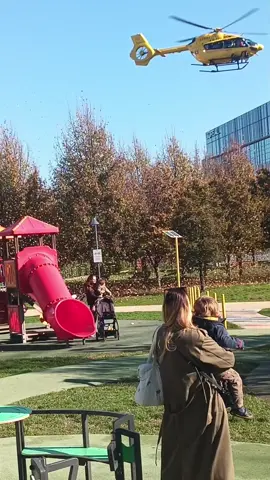 Grave incidente a Milano, in via Simone Martini, zona Barona. Elisoccorso in azione. Una signora investita sulle strisce. Oramai ci vogliono 6 occhi in giro nelle nostre città. Troppe distrazioni alla guida!  #milano #incidende #elisoccorso 