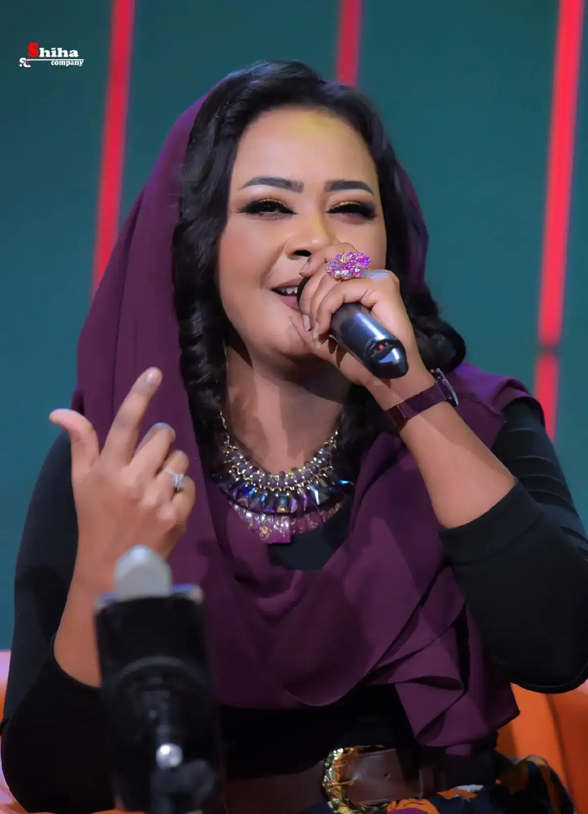 كلمات الشاعر: حسين بازرعة لحن و اداء الأستاذ: عثمان حسين مشاركة اداء الكروانة مكارم بشير  يا ليالى المصير قولى لخلّنا أوراق الخريف ثارت حولنا .. يا ليالى الرجاء عودى علَّنا إنْ لاح الضياء يبدو ظلّنا .. فى عرض السماء .. فى دنيا المنى بس إنت و أنا .. يا ليالى المنى هل مافاتَ عاد ؟؟ هل أحبابنا على عهد الوداد ؟؟ هل أنت وأنا سواءٌ فى السهاد ؟؟ سواءٌ كلّنا ..؟ يا ليالى الأمل قولى لخلّنا البدر اكتمل والدنيا سنَى .. لا الجرح إندمل ولا قطفك دنا هناك إنت فى هناء وأنا هنا فى الضّنَى .. #اغاني_سودانية🇸🇩👌🏻_مشاهير_تكتوك #sudan #اغاني_سودانية #مكارم_بشير  #اكسبلورexplore 