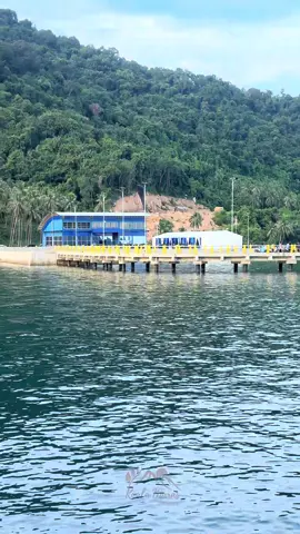 Persiapan Peresmian Pelabuhan Roro Kuala Maras 🚢 Kegiatan persiapan menjelang peresmian Pelabuhan Roro Kuala Maras yang akan dilaksanakan pada Rabu, 5 November 2025. Rencananya, acara ini akan dihadiri dan diresmikan langsung oleh Menteri Koordinator Bidang Infrastruktur dan Pembangunan Kewilayahan, Bapak Agus Harimurti Yudhoyono (AHY). 🇮🇩 #kualamaras  #pelabuhanroro  #peresmian  #jemajatimur  #anambas 