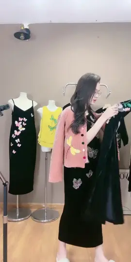 Váy Yếm Nhung thêu tay tỉ mỉ, đính kim sa lấp lánh. Diện đi tiệc là siêu sang chảnh!