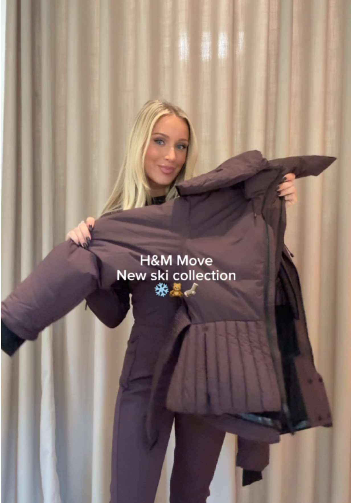 Obsessing over the new ski collection from @H&M Move 🤍 So functional & cute! Are you ready for ski-season? ⛷️ 1288745002 / 1288742002 #HMmove #HoweverYouMove  AD 