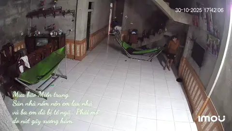 Ba phẫu thuật xong rồi em mới dám đăng bài lên. Ba bị nứt gãy 2 hàm vì té quá mạnh.CẢNH BÁO thời tiết Miền Trung ẩm,nồm sàn nhà dễ trơn trượt. Em mới lau nhà sàn đang ướt nên ba đi vào bị té. Một lần này sẽ nhớ mãi#mualumientrung 30/10/2025