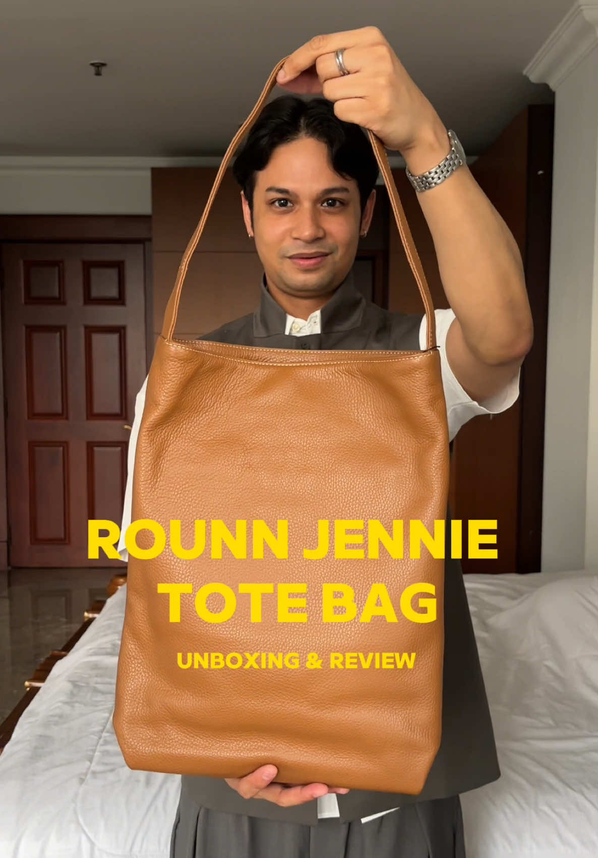 Bangga banget ngeliat Rounn bisa tampil di Paris 😭🫶🏼 Dan btw, ini salah satu tas baru yang mereka pamerin di sana. Simple, elegan, dan tetap terasa khas Rounn banget 🤍 #rounn #lokalbrand #taslokal 