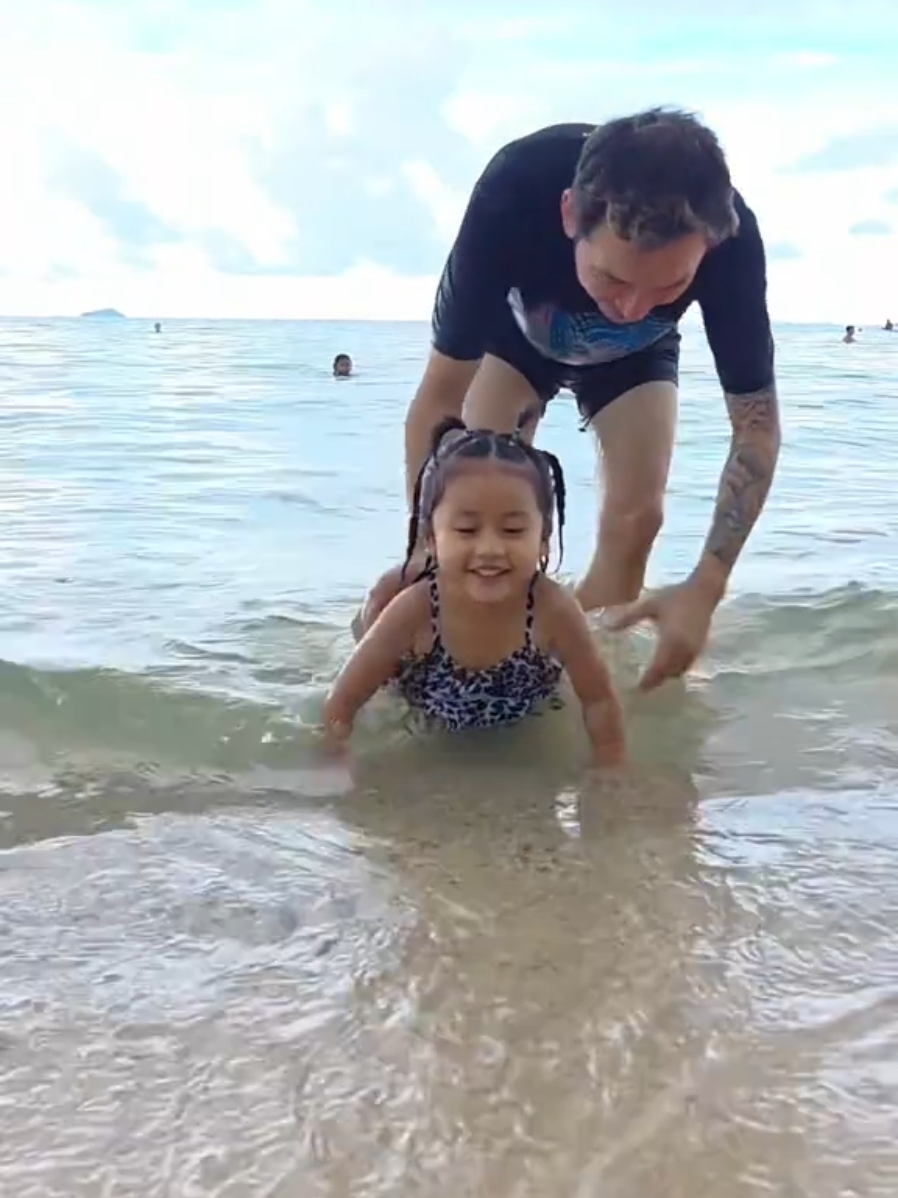 น้ำทะเลใสๆ   เว้าภาษาอิสานเป็นจังได๋น้อพอฟังกันออกยุบ่จ้า#น้องอลิซรักเสมอ #แม่ผึ้งน้องอลิซ #ทะเล #หาดทรายแก้ว 