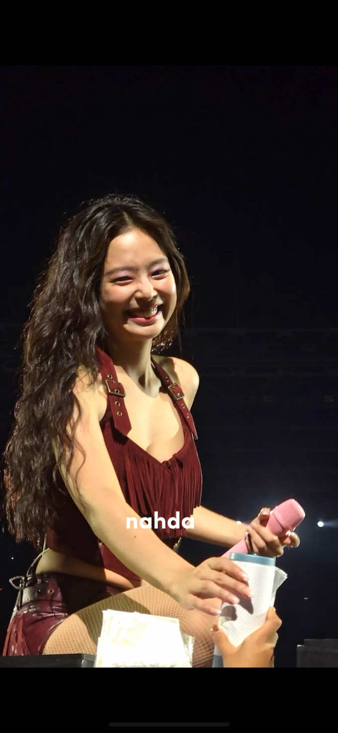 pingsan ga luhhh di senyumin jennie😭😭😭😭  #JENNIE #Deadline_in_jakarta #fyp 