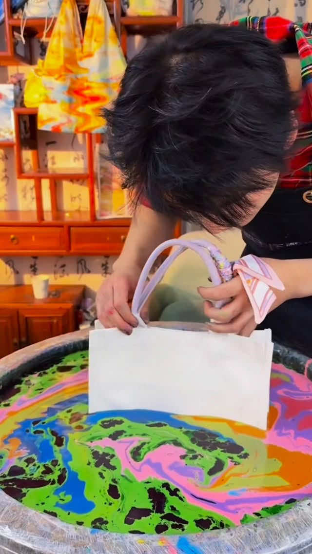 This artist brings new life to the traditional Chinese craft of water marbling, known as 流沙箋 (liúshājiān), meaning “drifting-sand notepaper.” By floating pigments on the water’s surface and dipping items like bags, he reveals mesmerizing patterns that showcase the delicate dance of color and texture. Artist: gchchw2 / 聪聪手作甄选 on Douyin #art #painting #artist