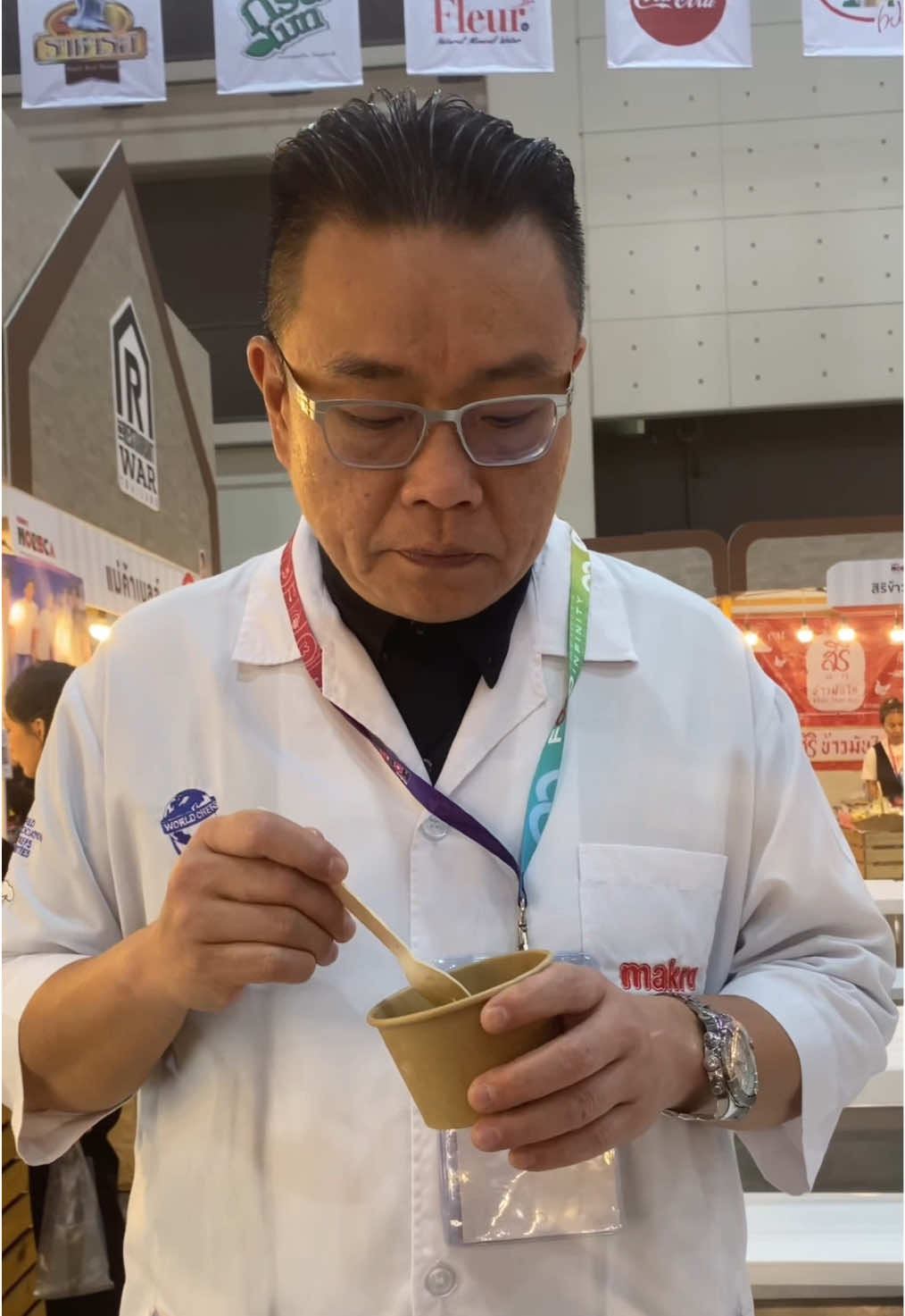 เชฟวิลแมนยังบอกว่าอร่อย แล้วคุณจะพลาดได้ยังไง😝 ขอบคุณเชฟวิลแมนที่แวะมาชิมนะคะ ได้ยินคำว่าอร่อยมากจากเชฟคือดีใจไม่ไหว💕   ใครอยากจะมาลองตามรอยเชฟ มาได้ที่ร้าน Moodcha รัชดา19 ลงmrtรัชดาทางออก2ได้เลย 📍Moodcha.bkk เปิดทุกวัน 10.00-20.00น. #matcha #moodcha #ratchada19 