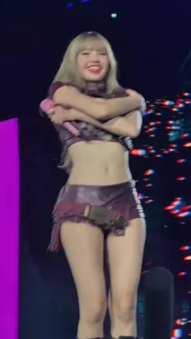 SHE'S SO PRETTYYYY🩷 @LISA #lisa #blackpink #lisablackpink #CapCut 