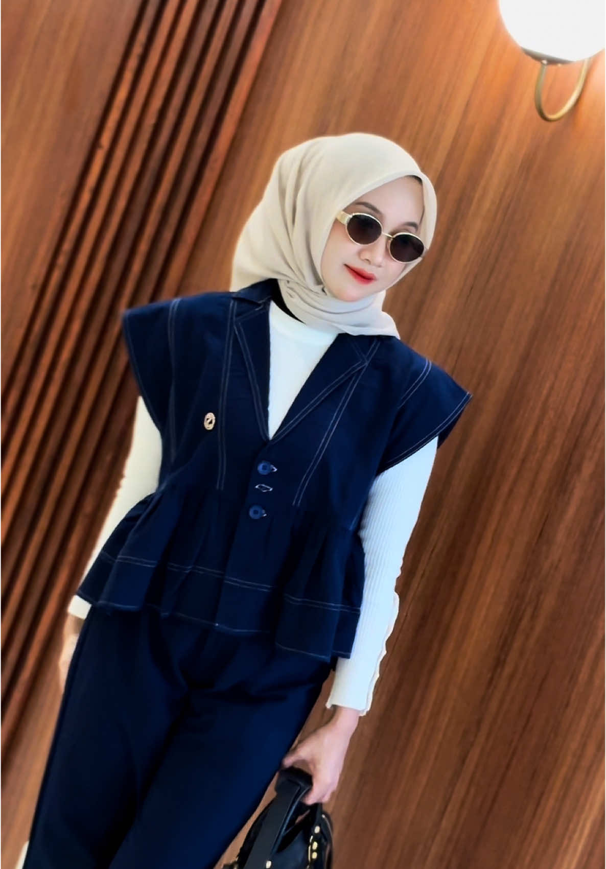 warna navy nya kaya denim 😍 inget ya warnanya yang kaya denim bukan materialnya denim ya guys 👀🤗