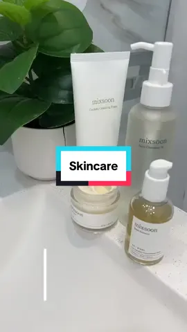 Mixsoon 5-Step Skincare Set es un tratamiento facial completo diseñado para hidratar, equilibrar y revitalizar la piel con ingredientes naturales fermentados. + Cada paso está formulado para trabajar en sinergia y crear una rutina coreana efectiva y sencilla, ideal para pieles sensibles o deshidratadas. Paso 1 - Limpiador (Cleansing Gel): elimina impurezas y exceso de grasa sin resecar la piel, dejándola suave y fresca. Paso 2 - Tónico (Toner): equilibra el pH y prepara la piel para absorber los siguientes productos. Paso 3 - Esencia (Essence): hidrata profundamente y mejora la textura de la piel con ingredientes fermentados. Paso 4 - Sérum (Serum): concentra activos que ayudan a calmar, regenerar y dar luminosidad. Paso 5 - Crema (Moisturizer): sella la hidratación, dejando la piel tersa, radiante y protegida durante todo el día. #cuidadodelapiel  #mixsoon #mixsoonbeanessence #skincare #skincareroutine 