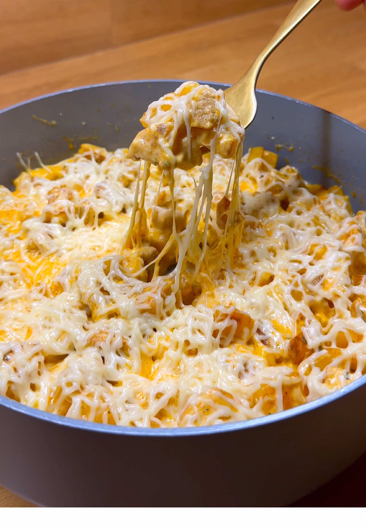 مين مشتاق لوصفات رمضان ؟ 🌙😍 المقادير : بطاطس مقطعه مكعبات التوابل : ملعقه صغيره بابريكا نصف ملعقه كركم وكمون نصف ملعقه كاري وثوم بودرة نصف ملعقه فلفل اسود وملح نصف ملعقه زعتر تتبيلة الفراخ : صدر دجاج مقطع مكعبات ملعقه صغيرة بهارات مشكله ملعقه صغيره بابريكا ملعقة بهارات فراخ ملعقه صغيره ملح ورشة فلفل اسود ملعقه صغيره كاري بعد استواءه الدجاج نضيف كوب كريمة طبخ ملعقه كبيره جبنة بوك وننزل عليها بالبطاطس  ورشة جبنة موتزريلا #اكلات #وصفات #foryou #fyp #foryourpage 