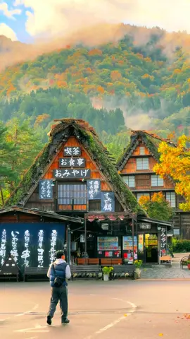 Ngôi làng cổ tích có thật giữa lòng Nhật Bản — Shirakawago mùa thu 🍁.  #shirakawago #japantravel #autumninjapan #travelvibes 