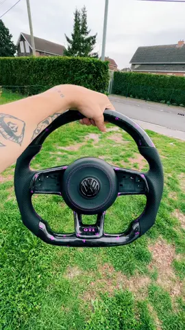 🎁 Le cadeau parfait pour toi ou un passionné : un volant unique, fait sur mesure. 📩 Viens en DM Instagram pour créer le tien avant Noël ! #fyp #cartok #customsteeringwheel #volkswagen #gti 
