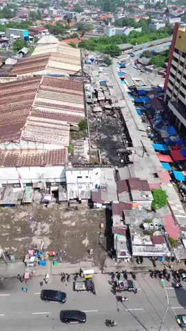 Puluhan Lapak Pedagang Di Pasar Cikarang Hangus Terbakar  Kebakaran hebat yang terjadi sekira pukul 05.00 wib menghanguskan puluhan lapak pedagang yang ada disekitar pasar Cikarang Jalan RE Martadinata, Cikarang Utara, Kabupaten Bekasi. Dalam kejadian tersebut hampir 45 lapak para pedagang penjual sepatu, pakaian hangus terbakar tidak tersisa. Petugas pemadam kebakaran menerjukan 7 unit mobil damkar 4 dari Mako damkar Cibitung, 3 dari pos terdekat dan 75 anggota untuk melakukan pemadaman api. Selasa.(4/11). Berdasarkan informasi dalam kejadian tersebut tidak ada korban jiwa. #karawang #bekasi #cikarang #cikarangutara  #pasar 