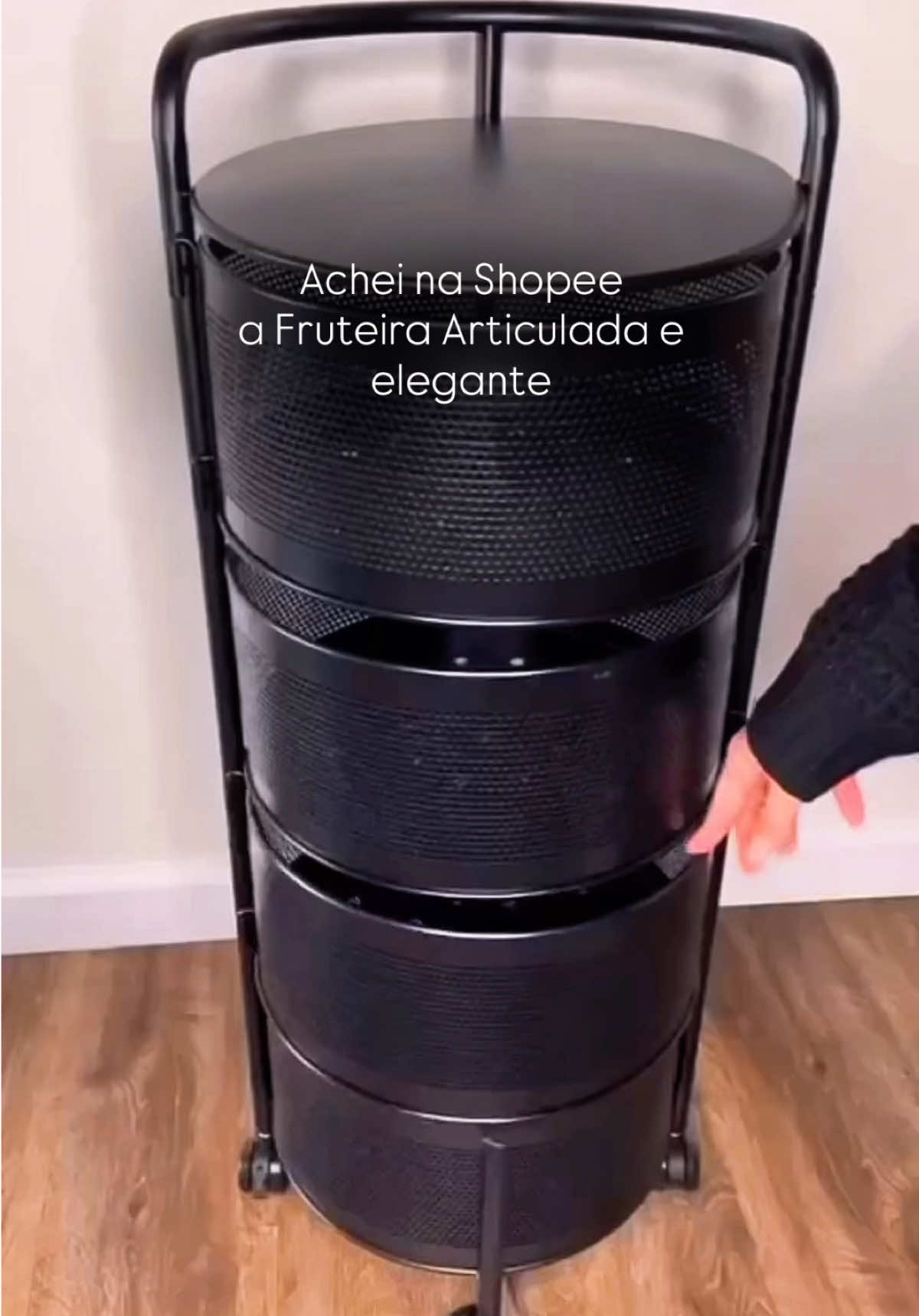 Deixe sua cozinha mais prática e estilosa! A fruteira organizadora articulada giratória otimiza espaço e mantém tudo ao alcance das mãos. 👉 Garanta a sua agora e transforme sua organização diária! #shopee #comprasnashopee #foryou #viral #fruteiraarticulada 
