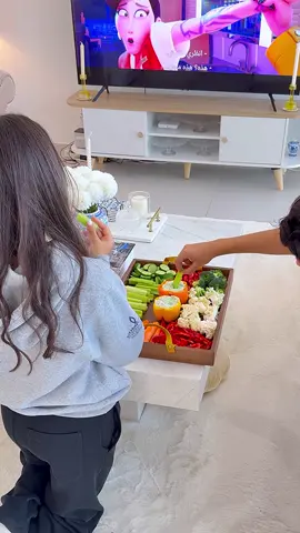 ‎صينية سناك صحية لفيلمنا اليوم ‎اليوم عملت صينية سناك صحية لسهرتنا أنا ومنى😍 استخدمت فيها بوك سكويز عشان أضيف نكهة لذيذة وكريمية من غير ما أثقلها! ‎قولولي بالتعليقات شو أكثر سناك بتحبوه وقت الفيلم @Puck Arabia  #tiktokcookbook #snack 