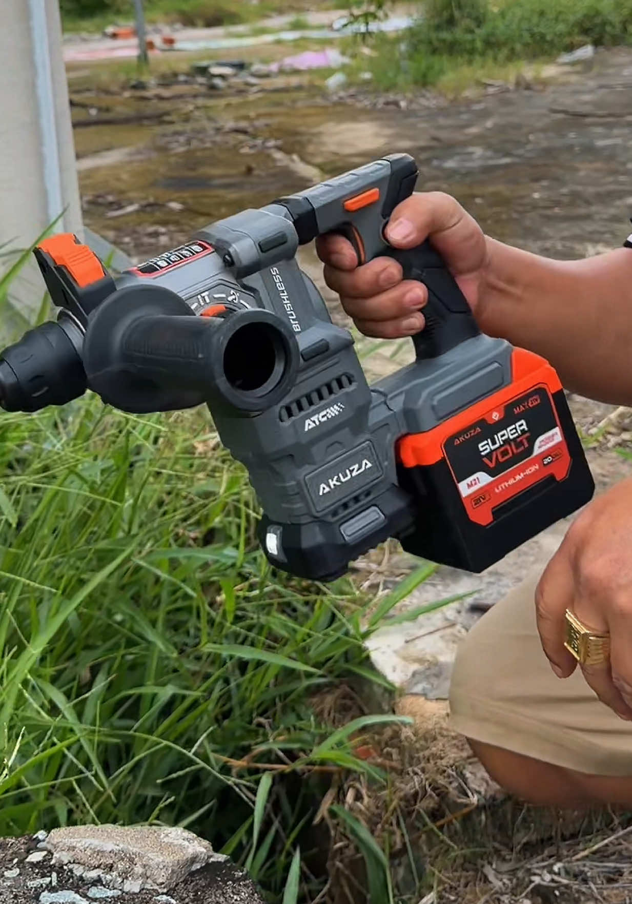 Chơi gì chơi đổ thừa #mộcmựcmẹo #shopmocmucmeo #maykhoanbetong #akuza 