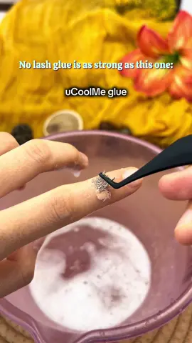 The best lash glue I’ve used don’t miss out #makeuptutorial #tiktokmademebuyit #viralmakeup #falseeyelashes #lashclusters #falseeyelashes #diylashes #ucoolmelashes #ucoolme #diylashesathome #lashglue #waterproof #fyp 