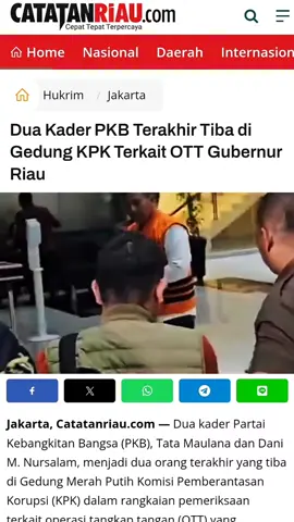 Dua Kader PKB Terakhir Tiba di Gedung KPK Terkait OTT Gubernur Riau Jakarta, Catatanriau.com — Dua kader Partai Kebangkitan Bangsa (PKB), Tata Maulana dan Dani M. Nursalam, menjadi dua orang terakhir yang tiba di Gedung Merah Putih Komisi Pemberantasan Korupsi (KPK) dalam rangkaian pemeriksaan terkait operasi tangkap tangan (OTT) yang menyeret Gubernur Riau, Abdul Wahid. Dari pantauan pewarta di lokasi, Tata Maulana tiba di Gedung KPK, Jakarta, pada Selasa (4/11/2025) sekitar pukul 18.56 WIB. Ia tampak mengenakan kaus berwarna merah bata dipadu rompi hijau tentara. Sebelumnya, Dani M. Nursalam yang diketahui menjabat sebagai Tenaga Ahli Gubernur Riau, sudah lebih dahulu hadir untuk menjalani pemeriksaan. “Dengan demikian, total yang sedang dilakukan pemeriksaan oleh penyidik saat ini berjumlah sepuluh orang,” ungkap Juru Bicara KPK, Budi Prasetyo, kepada awak media di Jakarta. Budi menjelaskan, Tata Maulana merupakan orang kepercayaan Gubernur Riau, sementara Dani adalah Tenaga Ahli di lingkungan Pemerintah Provinsi Riau. Sebelumnya, Wakil Ketua KPK, Fitroh Rohcahyanto, membenarkan adanya operasi tangkap tangan di lingkungan Dinas PUPR-PKPP Provinsi Riau pada Senin (3/11/2025). “Benar,” ujar Fitroh singkat saat dikonfirmasi. Ia juga mengonfirmasi bahwa dalam operasi tersebut, Gubernur Riau Abdul Wahid turut diamankan bersama sejumlah pihak lain. Namun, Fitroh belum membeberkan lebih jauh mengenai peran maupun keterlibatan masing-masing pihak yang ditangkap. “Benar, ada kegiatan tangkap tangan yang KPK lakukan di wilayah Provinsi Riau. Saat ini, ada sekitar sepuluh orang yang diamankan dalam kegiatan tersebut,” tambah Budi Prasetyo menegaskan.***