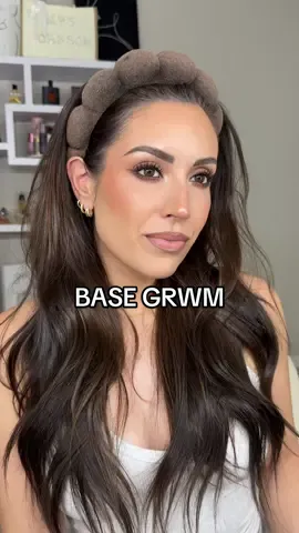 This base looks better the longer I wear it 👏🏼 @tarte cosmetics timeless smoothing primer  @Bobbi Brown vitamin enriched face base @Maybelline NY super stay 24 skintint shade 120 @Morphe Cosmetics peach color corrector  @Diorbeauty forever skin correct concealer in 2N @morphe bronzer stick in ignite  @DanessaMyricksBeauty cream blush in spiced latte @Huda Beauty easy bake in cherry blossom @maybelline fit me loose powder in shade 10 @RMS Beauty hydra bronzer in tan lines @Laura Mercier blush in ginger  @rmsbeauty blush in crystal slipper  @Sephora Collection highlighter in sparkling honey  @LYS Beauty skin loyalty setting spray  #grwm #makeup #foundationroutine #basemakeup 