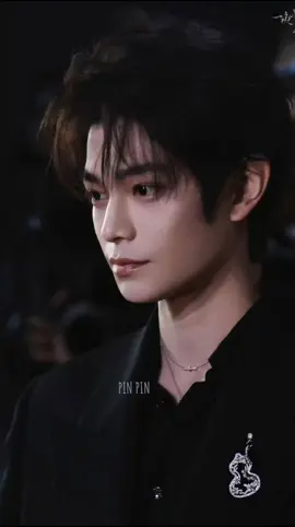 ลุคไปงาน“WeTV Always More 2026” วันนี้ค่ะ หล่อออร่าพุ่ง ดูจากดาวอังคารยังรู้ว่าหล่อ พ๊ออ🥰💚 ติงอวี่ซี ใส่สูทสีดำ แสดงความเคารพช่วงไว้ทุกข์ แถมติดเข็มกลัด ไว้อาลัยแสนดีที่หนึ่ง🧒💚 รักไม่ไหวแล้ว #ติงอวี่ซี #DingYuxi #丁禹兮 #ประเทศไทยมีติงอวี่ซี 🇹🇭#ภูผาอิงนที 