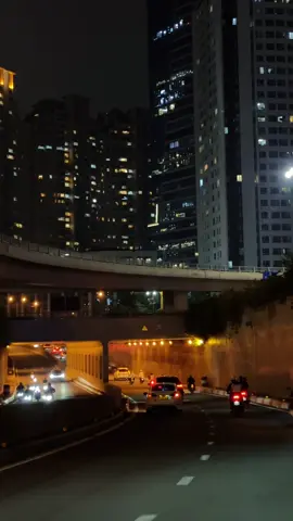 Một ngày bạn tự nhiên muốn lang thang đâu đó. Đó chính là lúc bạn nhận ra, cuộc sống hiện tại của mình gặp rất nhiều khó khăn ... lâu rồi mình không còn thấy vui khi thức dậy nữa. Chỉ thấy ngày mới đến như một nhiệm vụ, không còn là điều để mong chờ 🖤🌫️