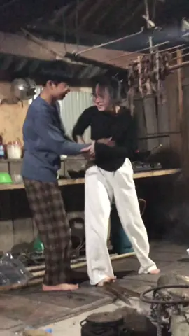 Không biết ngoài kia thế giới người ta yêu nhau kiểu gì 🤣#xuhuongtiktok #henho 