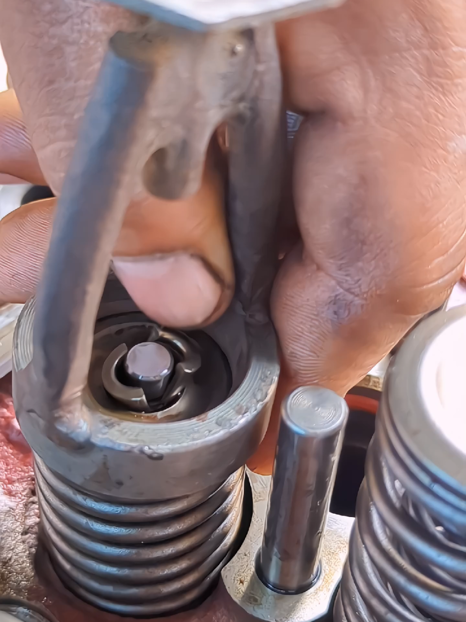 Fastest Way to Fit Head Valve Locks #mechanic #engine #how #shorts #automobile 