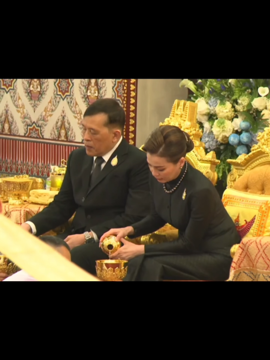 วันอังคาร ที่ 4 พฤศจิกายน 2568  พระบาทสมเด็จพระเจ้าอยู่หัว และ สมเด็จพระนางเจ้าฯ พระบรมราชินี เสด็จพระราชดำเนินไปในพระพิธีธรรมสวดพระอภิธรรมพระบรมศพ สมเด็จพระนางเจ้าสิริกิติ์ พระบรมราชินีนาถ พระบรมราชชนนีพันปีหลวง ณ พระที่นั่งดุสิตมหาปราสาท ในพระบรมมหาราชวัง #ในหลงรัชกาลที่10 #สมเด็จพระนางเจ้าสุทิดา #ทรงพระเจริญ #ราชินีสุทิดา 