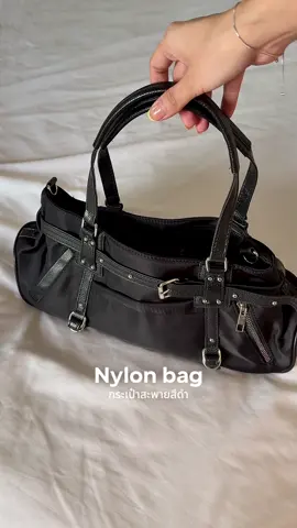 ให้ช่องกระเป๋ามาเยอะมาก แล้วใช้ได้จริงทุกช่อง !🖤👀                                                                                                                   #กระเป๋า #กระเป๋าสะพายข้าง #กระเป๋าสะพาย #กระเป๋าผ้าไนล่อน #คลาสแฟชั่น 