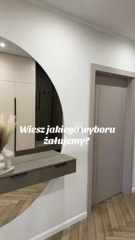 Lustro weneckie w drzwiach wejściowych! Co mogło tu pójść nie tak?  A no to, że mając przeszkolone drzwi w wiatrołapie, przy zaświeconym świetle widać nas, gdy siedzimy na kanapie 😅 Niby da się z tym żyć, ale jakoś tak mniej komfortowo. Nie przemyśleliśmy tego wyboru i teraz się głowimy jak to budżetowo zmienić 😅 #homedecor #interiordesign #homeinspiration #budowadomu #wnetrza 