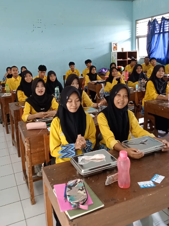 Terimakasih pak @_prabowosubianto untuk program Makan Bergizi Gratisnya sudah sampai di sekolah kami, SMA Negeri 1 Patikraja Kabupaten Banyumas provinsi Jawa Tengah  Sehat selalu bapak presiden✨ #murid #sekolah #makanbergizigratis 