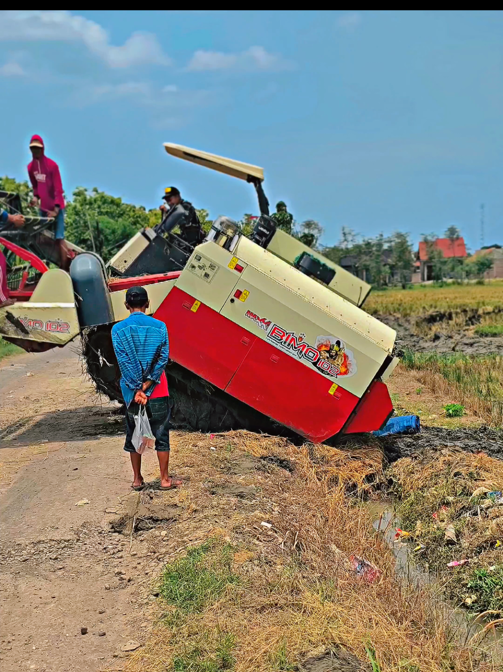 pancen ra berdaya men iki#bimo102 #combainharvester #kulisawah🌾 #operatormuda #petaniindonesia🇮🇩🇮🇩🇮🇩🌿🌿 