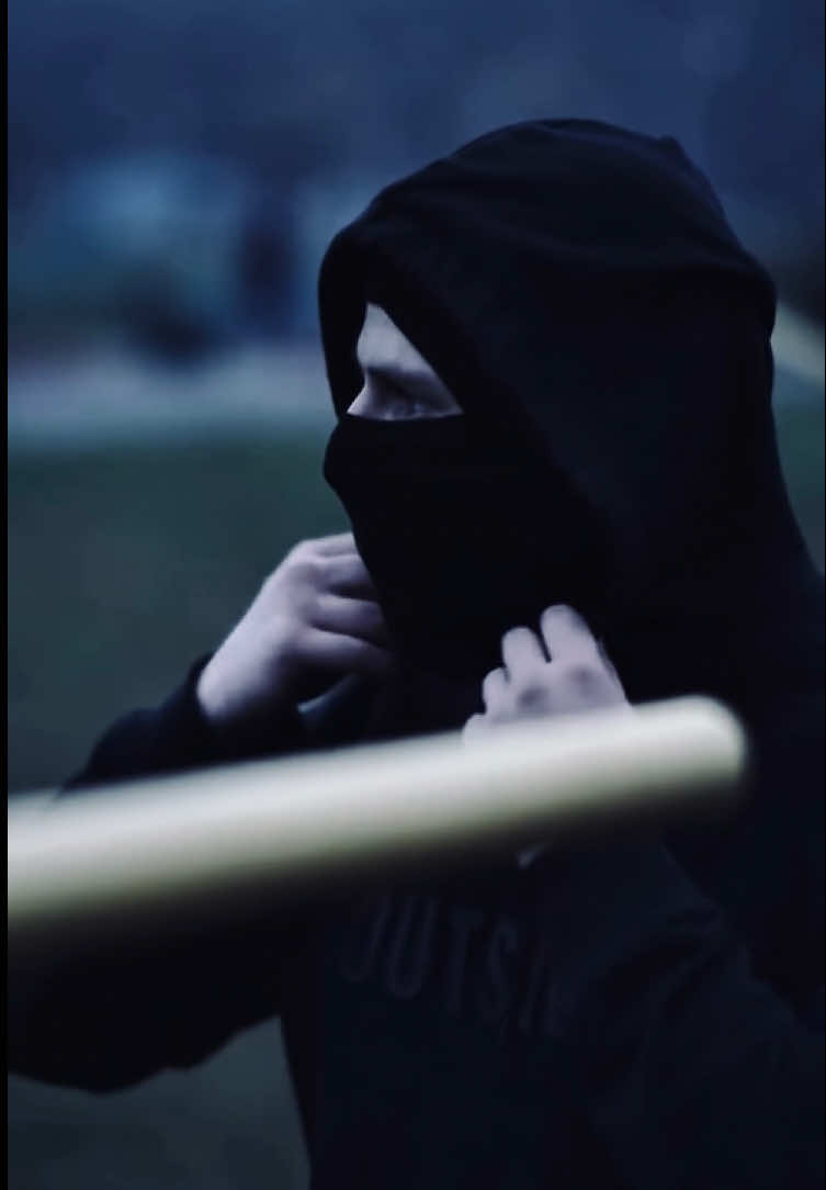 Dont trust my smile, because i smile when im in pain🖤🩹 . . . . . . . . . . #sad #alone #sadvibes #gym #disciplina 