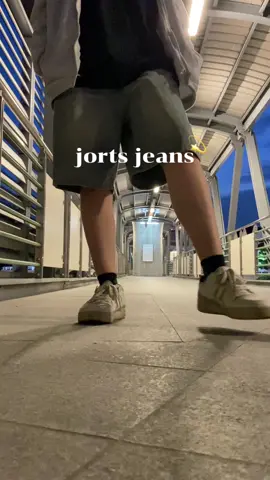 เห็นฮิตๆใส่กัน กางเกงแบบนี้เรียกว่าทรง jorts jeans นะคะ ใครสนใจแปะพิกัดกางเกงที่ตะกร้าเหลืองนะ 🧺#เทรนด์วันนี้ #jorts #กางเกงสามส่วน #กางเกงขาสั้นสายฝอ 