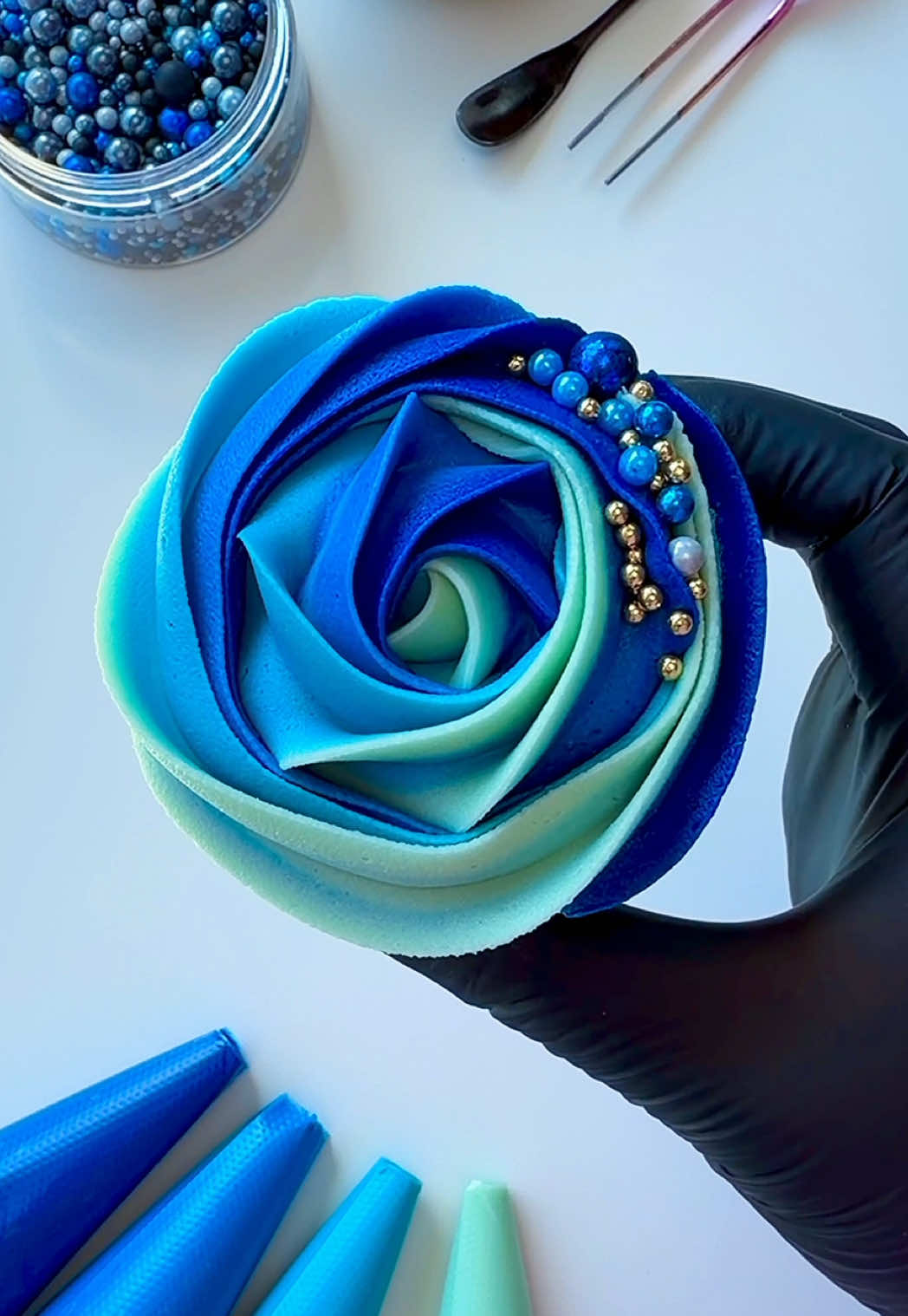 A buttercream rosette in ombré shades of blue 💙🩵 #cupcakedecorating #cupcakeart #cupcakeinspo #ombré #bluecupcakes 