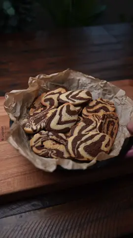 بسكوت التايجر بطريقه تشكيل تجنن بدون ادوات ولا معدات مقرمش وبيدوب في البوء كده❤️ كوبين دقيق بيضتين كوب الاربع سكر نصف كوب زيت معلقتين سمنه نص معلقه صغيره بيكنج بودر رشه ملح بنقسم العجينه لنصين وكل نص نحط عليه معلقه ونص لمعقتين. كاكاو او دقيق حسب فانيليا ولا شوكولاته واهم حاجه تضبطو قوام العجين ممكن تحتاجو اكثر او اقل#ناديه_السيد #tiktokcookbook #بسكوت #بسكوت_التايجر #cookies 