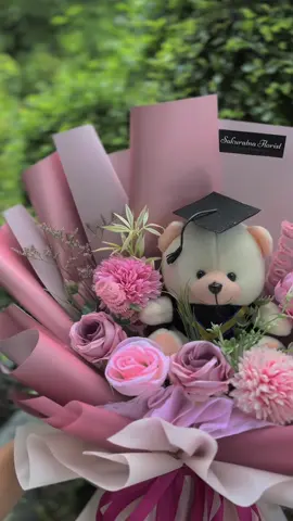 Buket boneka wisuda tema pinky #buketwisuda #buketboneka #buketbunga #buketpink #buketgembul 