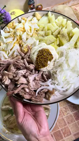 Рецепт 3  Сьогодні «Мʼясний салат» Це зручно,легко та дуже смачно👌 Готуємо холодець,та ще мʼясо на дві страви в одній кастрюлі👍 Для салату нам необхідно: 🔹 Мʼясо 300гр відварене на холодець(це важливо бо тоді ваш салат буде смачнішим) 🔹 Яйця 5шт.варені 🔹 Картопля відварена 2-3середні 🔹 Маринована цибуля 1велика  Для маринування цибулі : Цибулю нарізаємо пером Додаємо 🔹Сіль 0,5ч.л 🔹Цукор 1ч.л 🔹Вода гаряча 50-70мл. 🔹Оцет 9% 5-6 ст.л тут ви можете регулювати кислоту цибулі чим кисліший тим пікантніший та смачніший для нас, а ви орієнтуйтеся на свій смак. Можна замінити на яблучний ,тоді не додавайте води ,а магинуйте в солі цукру та оцті. Маринувати 1-2години Нарізаємо картоплю та яйця соломкою,мʼясо нарізаємо або розділяємо руками на шматочки. Додаємо мариновану цибулю. Майонез ,гірчицю в зернах 1ч.л сіль,чорний перець за смаком. Перемішуємо та смакуємо .  Скажу вам на другий день він ще смачніший👌😉 А  більш детальний рецепт приготування мого холодця  та сальтисона ви знайдете в попередніх відео на сторінці. Залишайся ,тут смачно🙌 Смачного❤️#рецептиукраїнською ##салат #вечеря #рецепти 