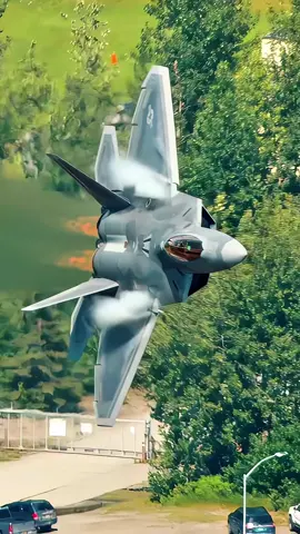 If you ever wanted to compare a F-22 to a Cessna this one is for you #f22raptor #cessna #aviation #fighterjet #usa 