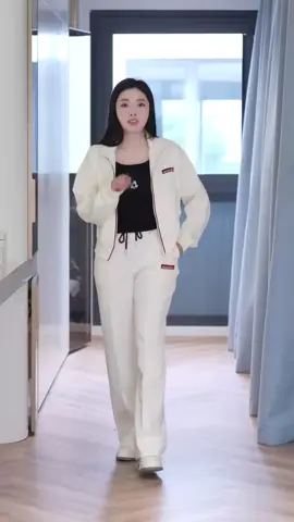 Set Bộ ECOCHIC AURORA GRACE Áo Polo Phối Quần Suông Cạp Cao Chất Liệu Cao Cấp 💐 Diện đi đâu cũng tiện không cần phải đau đầu chọn đồ nữa nha các chị. Người nổi tiếng đã chọn mặc thì mình cũng nhắm mắt mua luôn ha ❤️ #xuhuongtiktok #meomeocloset #vaythietke #tiktokviral #viral 